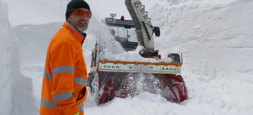 Solidarité - Serge Bourgeois relaie son camarade toutes les deux heures. Et à pied, il remet les piquets de balisage en place.