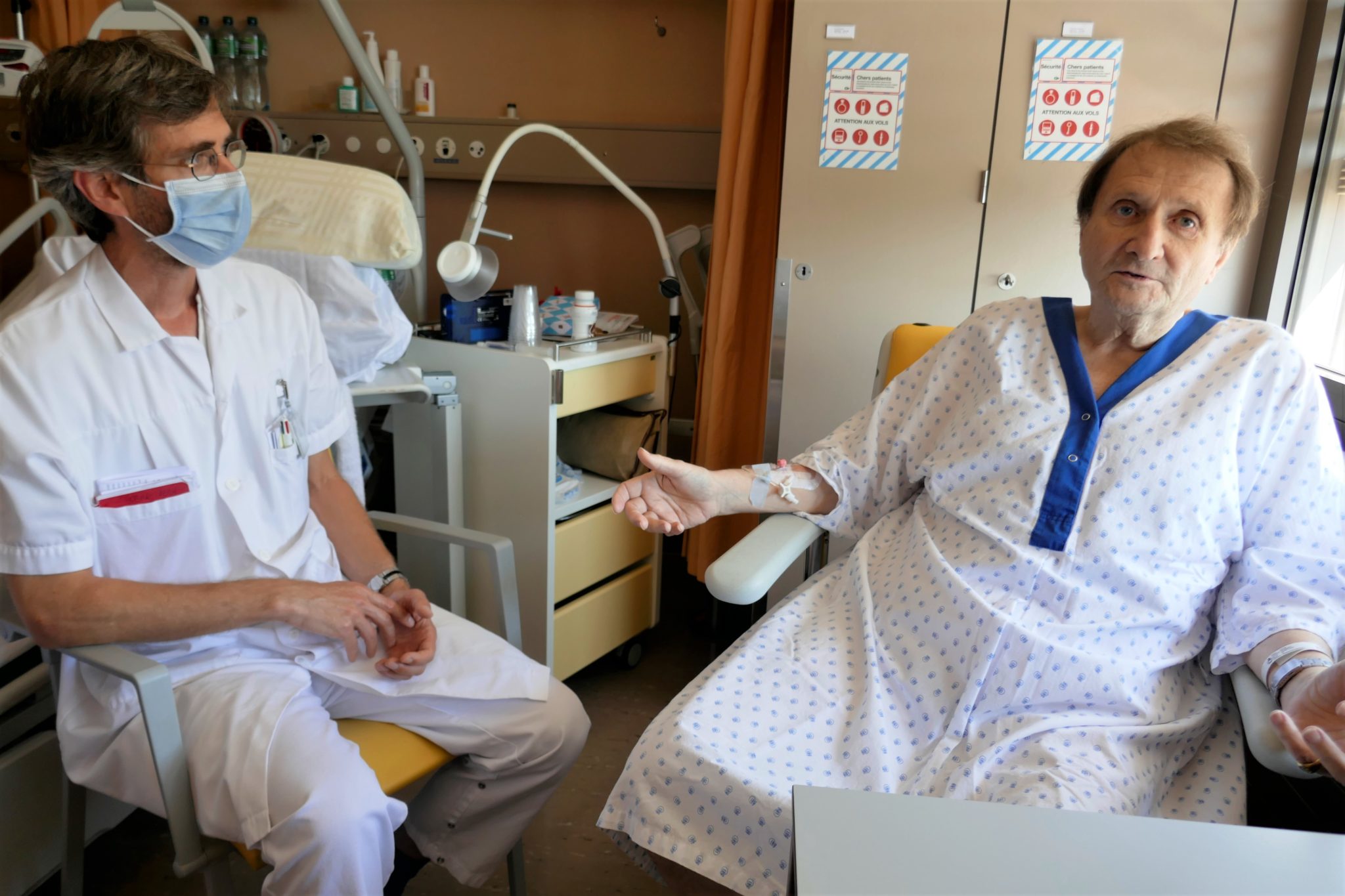 L’aumônier protestant Gabriel Dutoit avec un patient en juin.